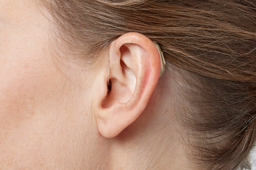 Aparelho auditivo discreto Philips HearLink em uso — Auditik Piracicaba
